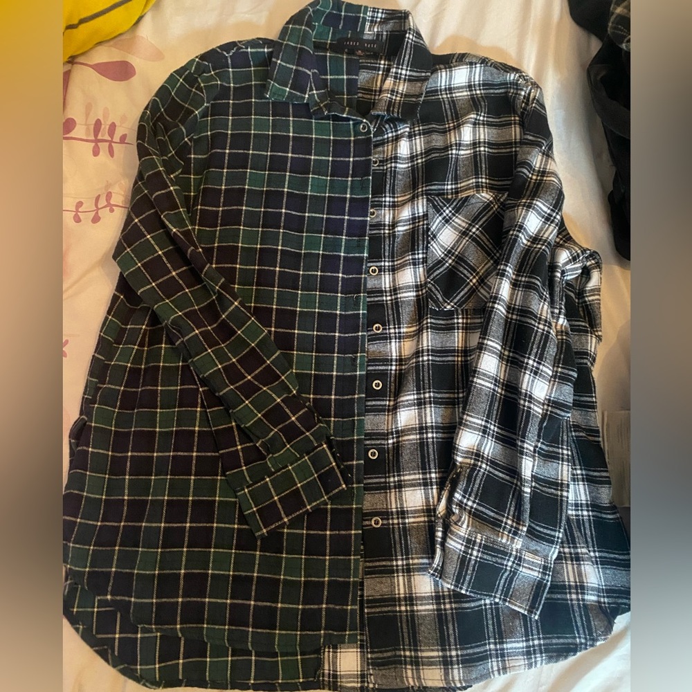 Two coloured buttoned up duo flannel with one pocket.